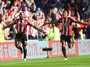 Defoe stunner gives Sunderland lead in Wear-Tyne derby