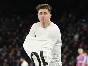 Cairney curler rescues point late on for Fulham against Palace in London derby