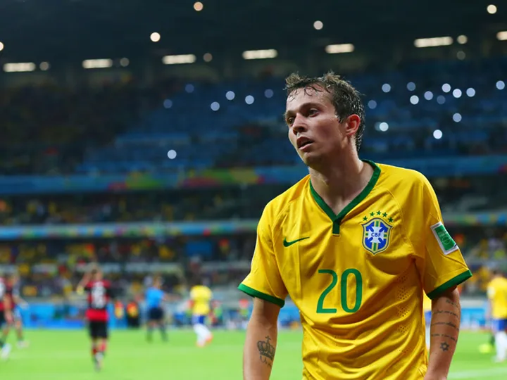 Everton to sign Bernard over Yarmolenko?