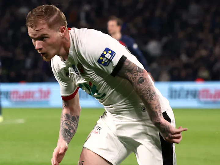 Man Utd 'open talks to sign Ligue 1 left-back'