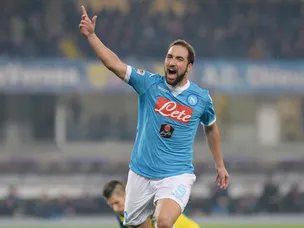 Higuain fires Napoli into Palermo lead