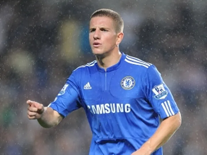 Hutchinson makes Chelsea debut