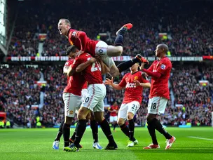 United beat 10-man Arsenal to go top