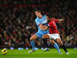 Van Persie seals win for United