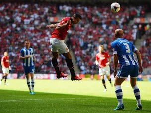Van Persie goal gives Man Utd lead