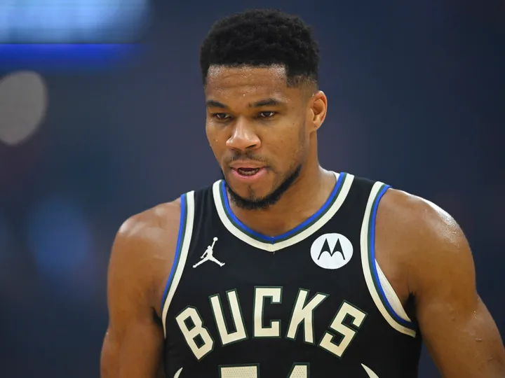 Bucks lose Giannis then crumble in Cleveland