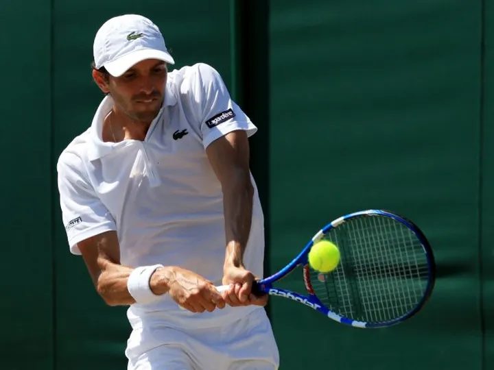 Benneteau advances into round three