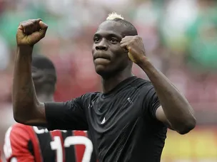 Late Balotelli winner saves Milan