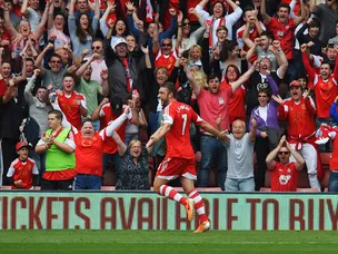 Lambert hands Southampton lead over Man Utd