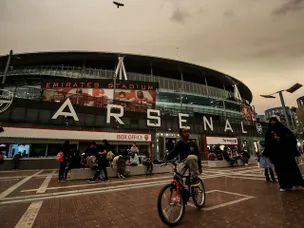 Wenger 'worried' by empty seats at Emirates