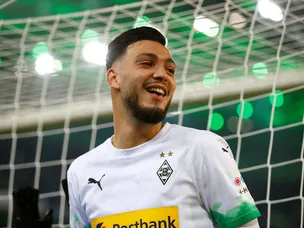 Gladbach defeat Bayern late on to remain top of Bundesliga