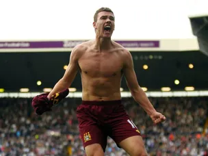 Ten-man City score late to win