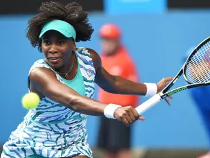 Venus powers past Wozniacki