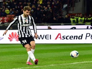 Juve strike late to lead