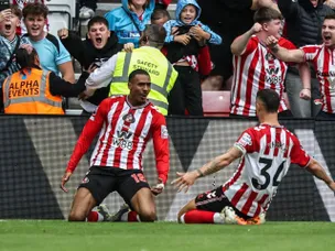 Iconic Isidor scores last-gasp winner as Sunderland sensationally beat Brentford