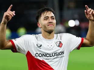 'Moving strongly' - Leeds to 'battle' Roma for Eredivisie assist king