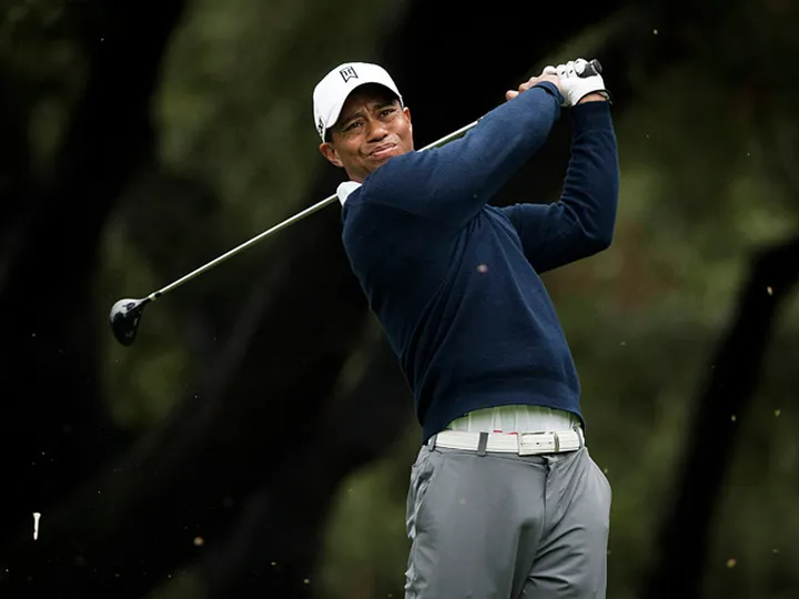 Woods leads Farmers Open