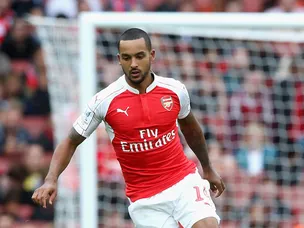 Walcott, Flamini start for Arsenal