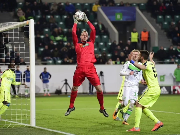 Newcastle complete signing of Matz Sels