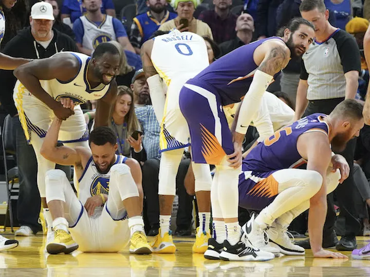 NBA roundup: Steph Curry breaks hand in Golden State Warriors loss