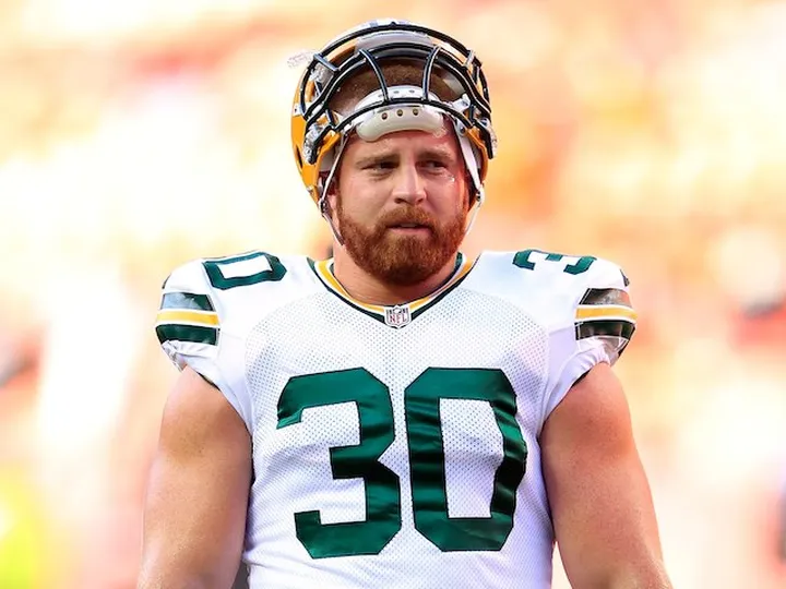 Kuhn re-signs with Packers