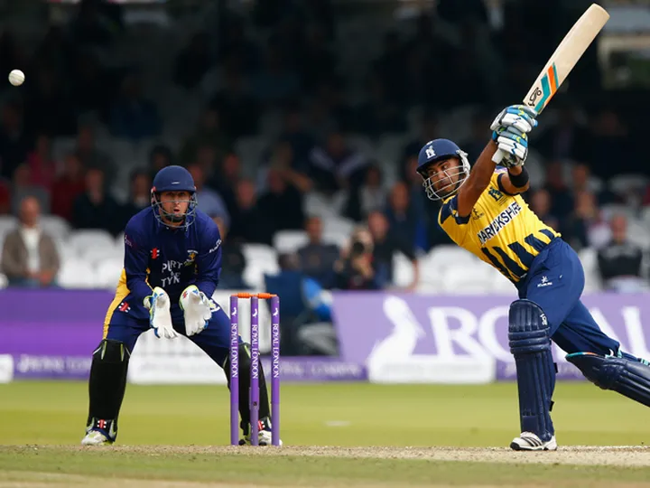Patel signs new Warwickshire deal
