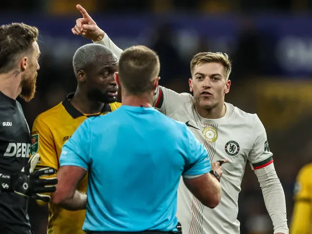 Chelsea's Liam Delap speaks to the referee on October 29, 2025