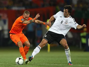 Hummels starts for Dortmund