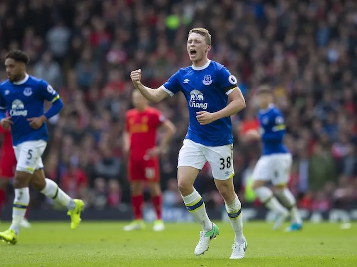 Everton's Pennington joins Leeds on loan