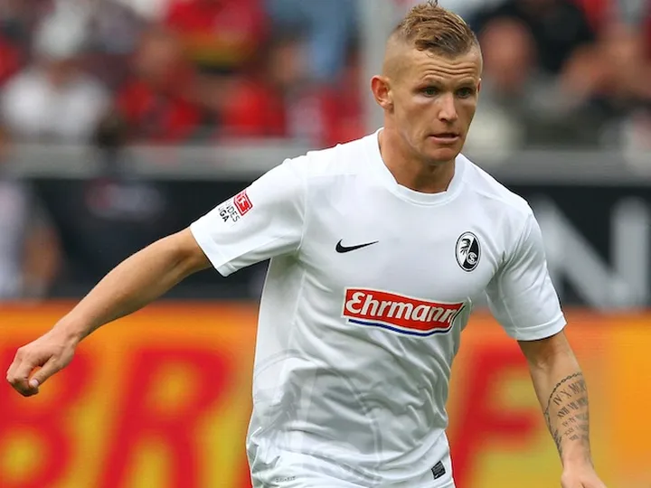 Freiburg beat Schalke to continue resurgence