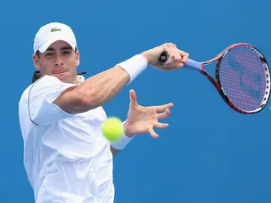 Isner powers past Dimitrov