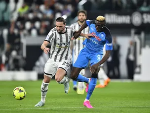Napoli score last-gasp winner to overcome Juventus in Turin