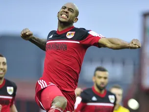 Robins smash five past Barnsley