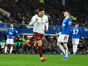 Manchester City come from behind to secure vital win at Everton