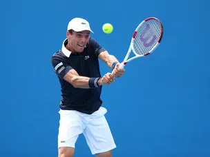 Bautista-Agut holds off Thiem