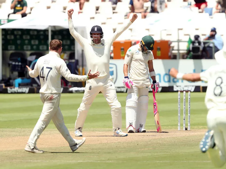 Du Plessis dismissed before lunch as England inch to victory