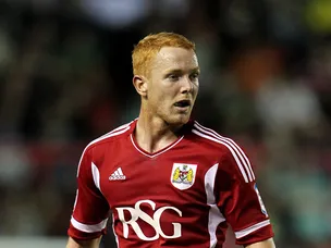 Taylor breaks collarbone