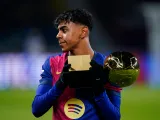Barcelona's Lamine Yamal poses with the Golden Boy award on December 15, 2024