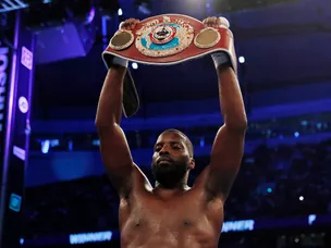 Okolie blasts out Rozanski to win world bridgerweight title