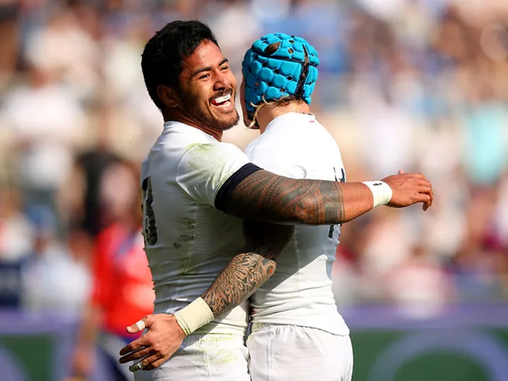 England thrash Italy to keep title hopes alive