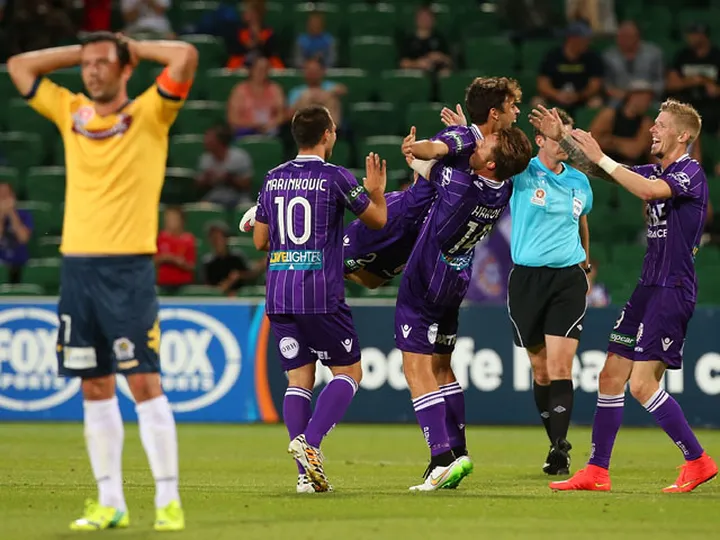Glory thrash Mariners to extend A-League lead