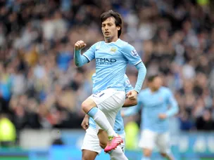 Silva strike puts 10-man Man City ahead