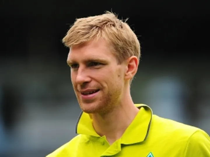 Arsenal target Mertesacker 'will stay at Bremen'