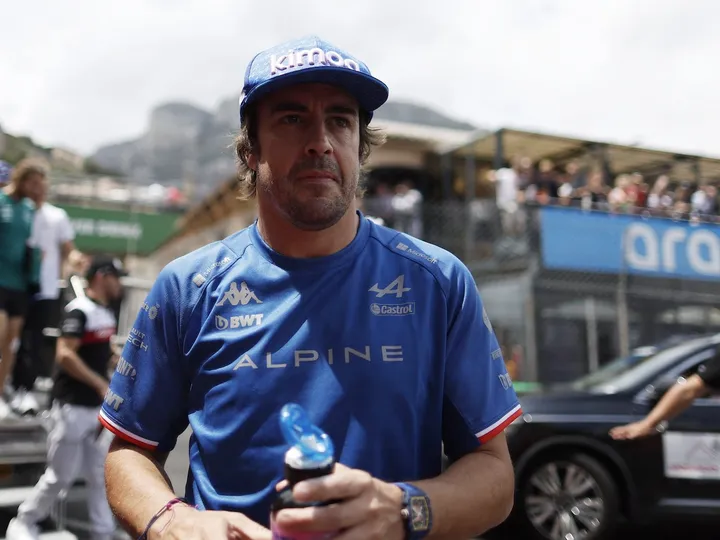 Alonso reveals hand injuries