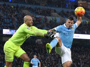 Howard's heroics frustrate Man City