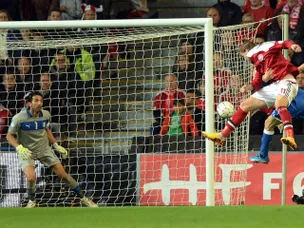 Aquilani snatches Italians late point