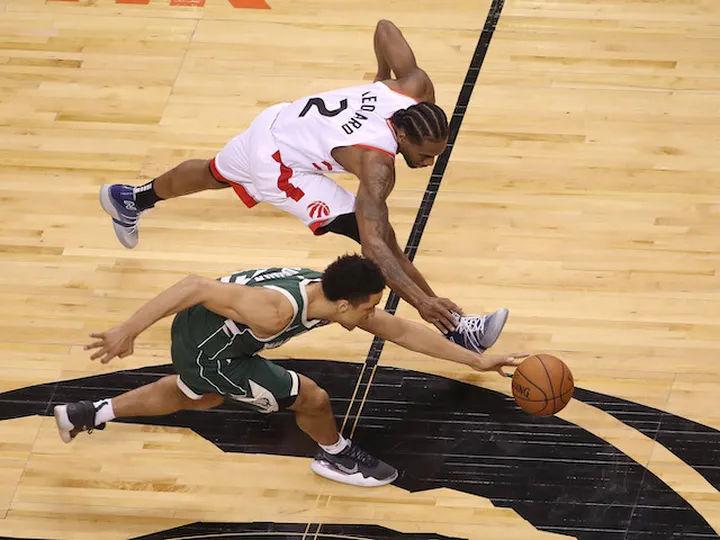 Leonard helps Toronto take game three against Milwaukee