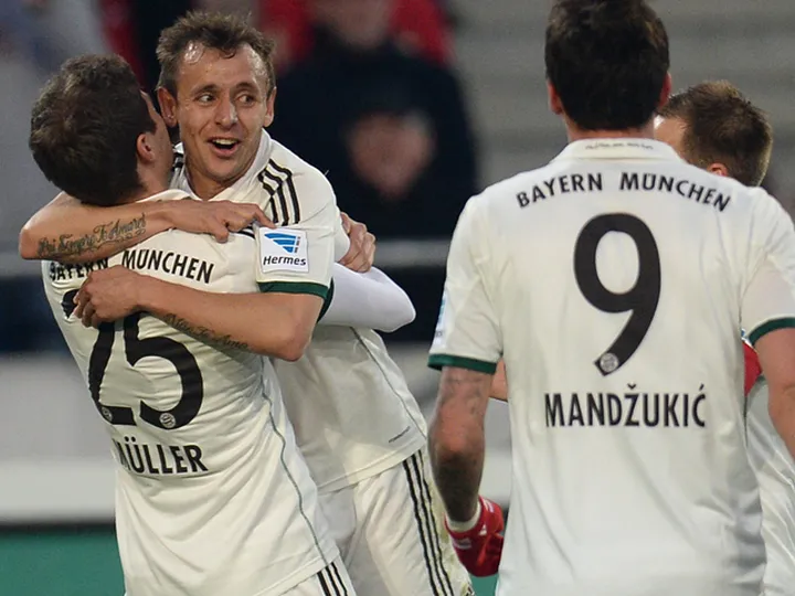 Muller brace helps Bayern to Hannover rout