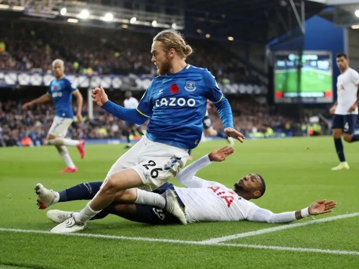 Tom Davies to miss Manchester City clash with injury