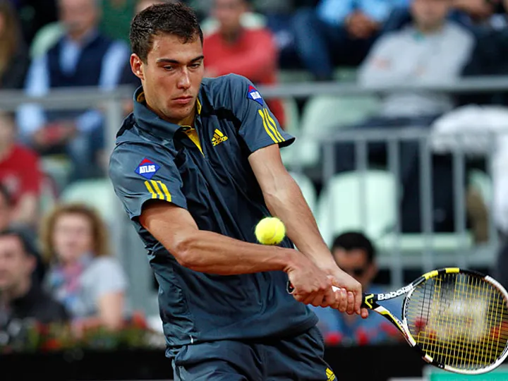 Janowicz upsets Gasquet in Rome